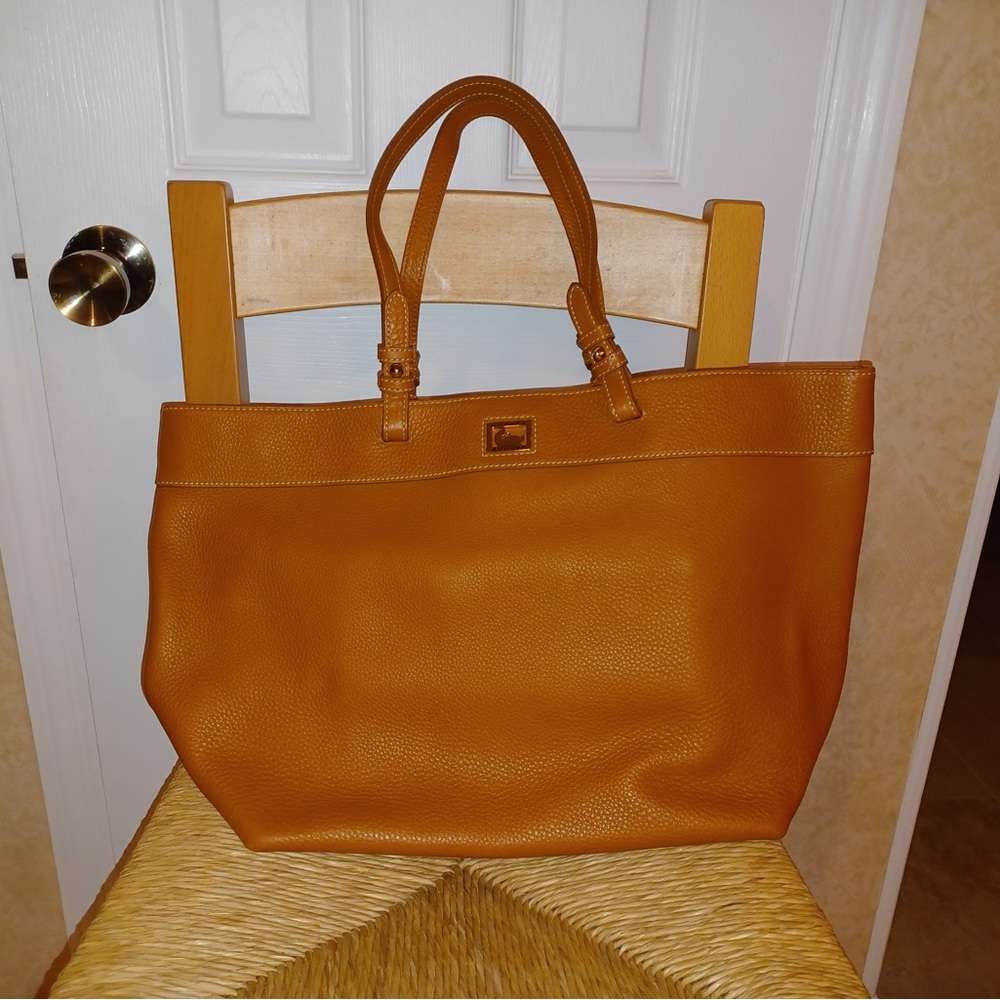 Like-New Dooney & Bourke Stylish Tan Leather Tote Bag